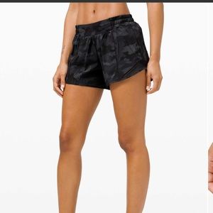 Lululemon camo black hotty hot shorts low rise 4”
